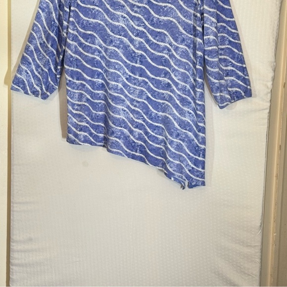 Chico’s Asymmetrical Tunic Blue White Wavy Print Size 3 XL Travel Coastal - Picture 3 of 10